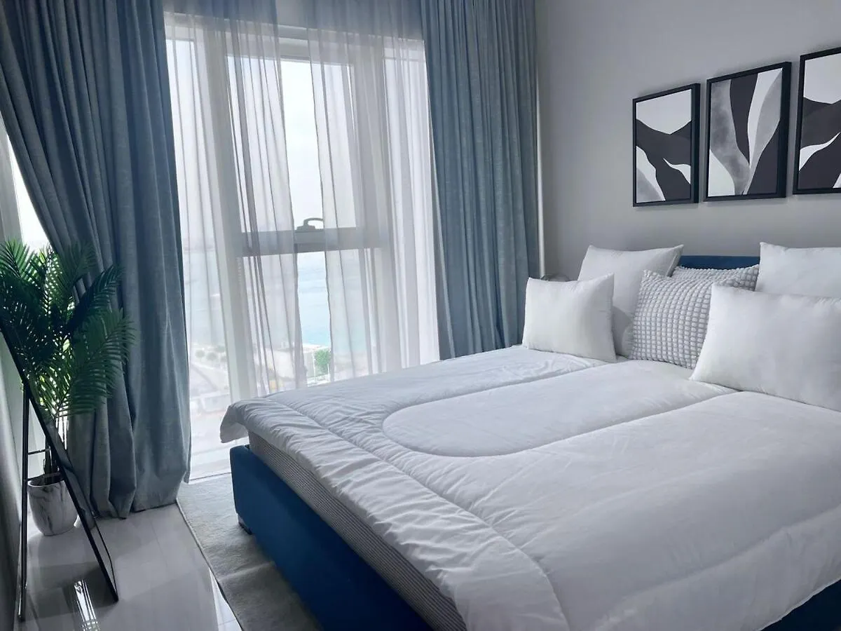 A Luxurious 2 Bedroom Emaar Beachfront Apartment In Palm Jumeirah Dubai